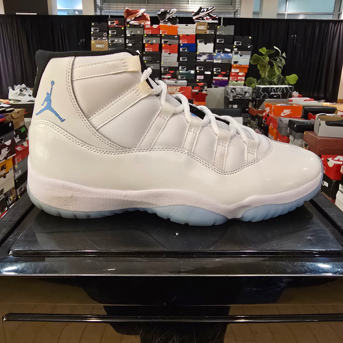 Jordan 11 Retro Legend Blue (2024) SZ 10.5 USED