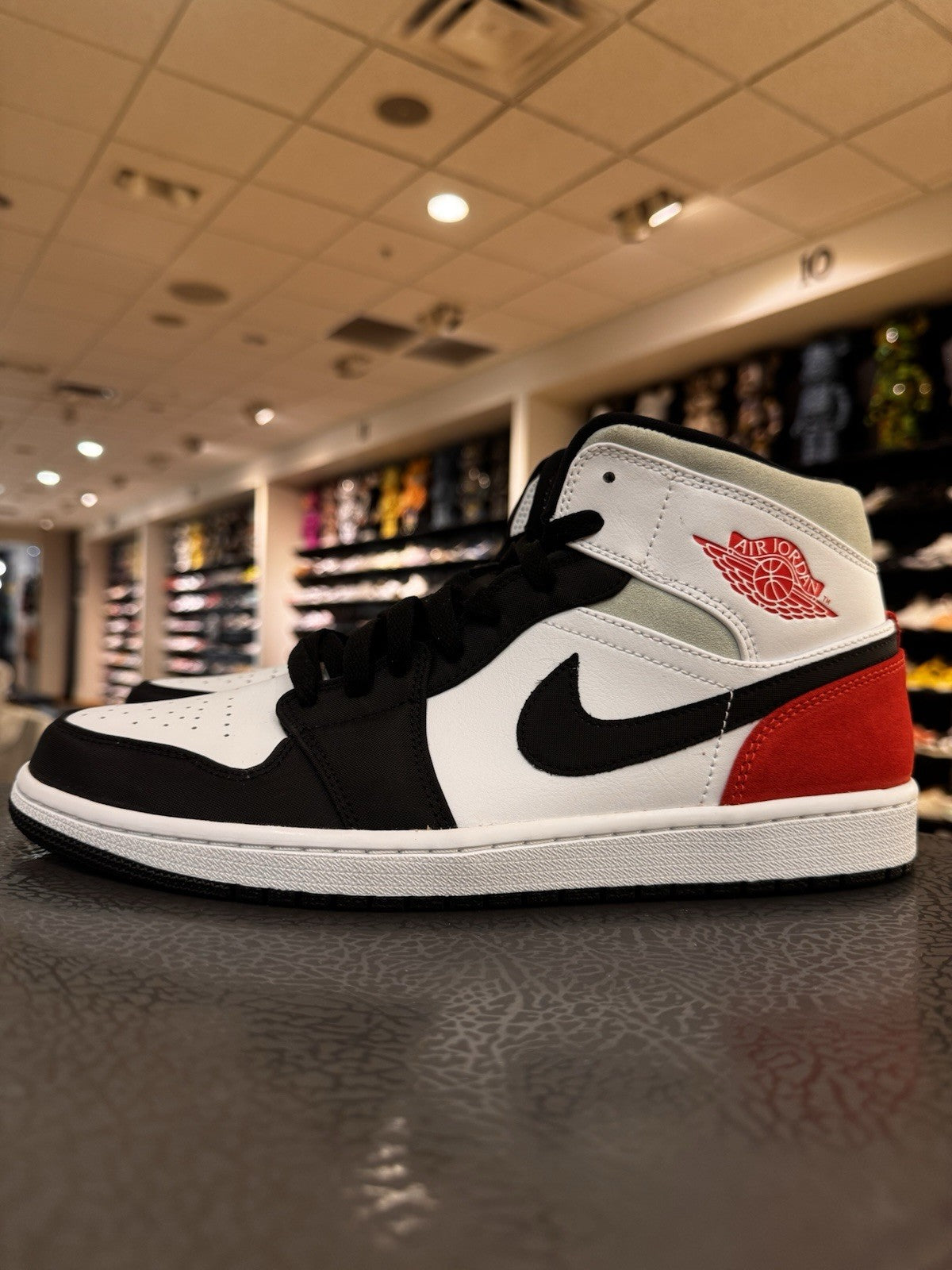 Air Jordan 1 SE Mid Red Black Toe Size 11