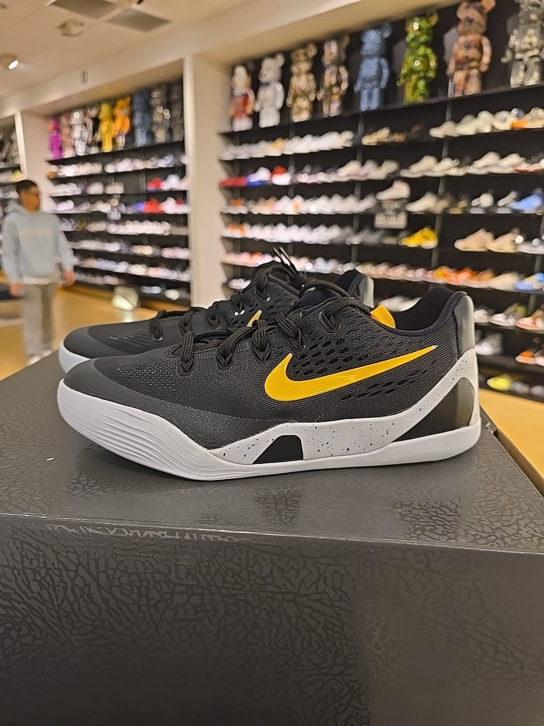Nike Kobe 9 EM Low TB Black University Gold (GS) Sz 7Y