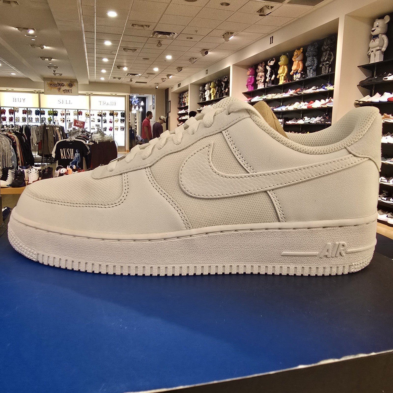 Nike Air Force 1 '07 LV8 White Metallic Silver SZ 10 Slight Yellow