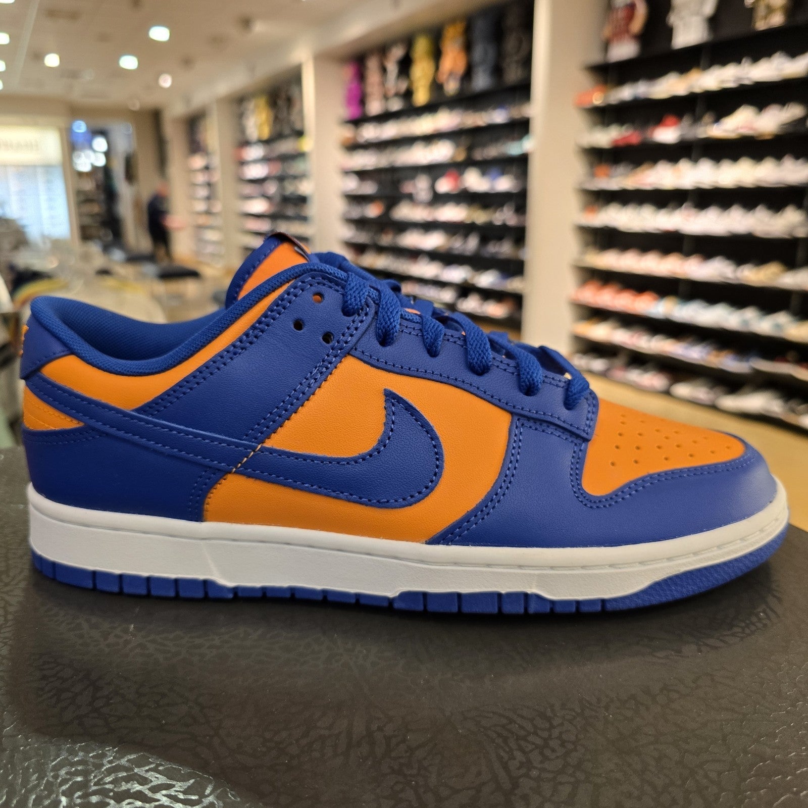 Size 10 - Nike Dunk Low Knicks DV0833-800