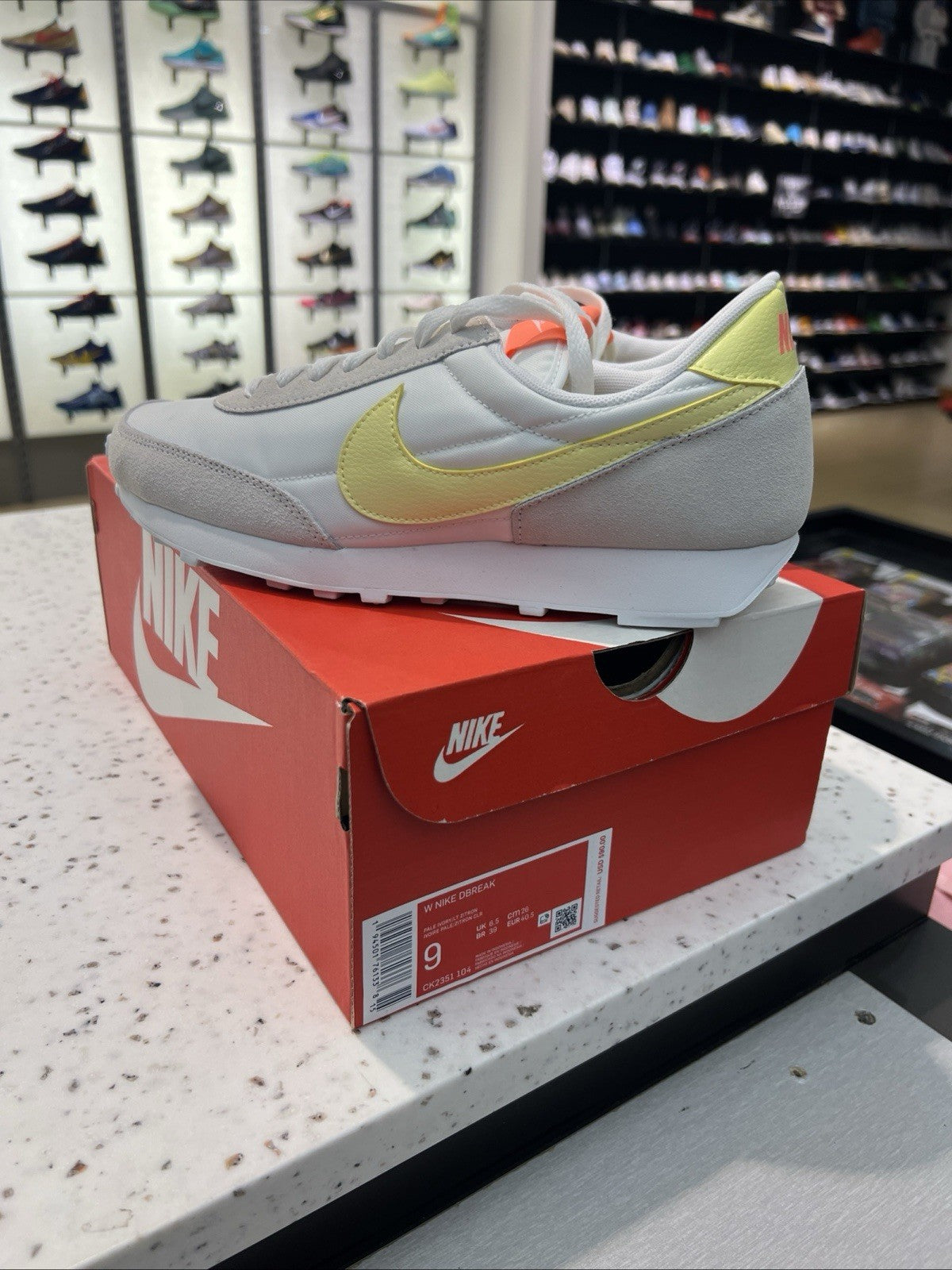 Nike Daybreak 'Pale Light Citron' Womens Sz 9
