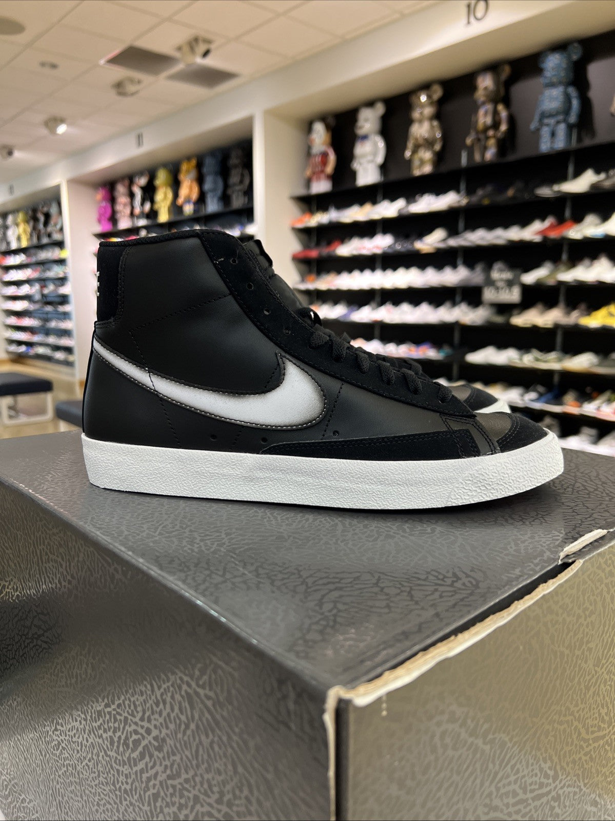 Blazer Mid '77 VNTG Black/White Sz 9.5 DEFECT / NO BOX