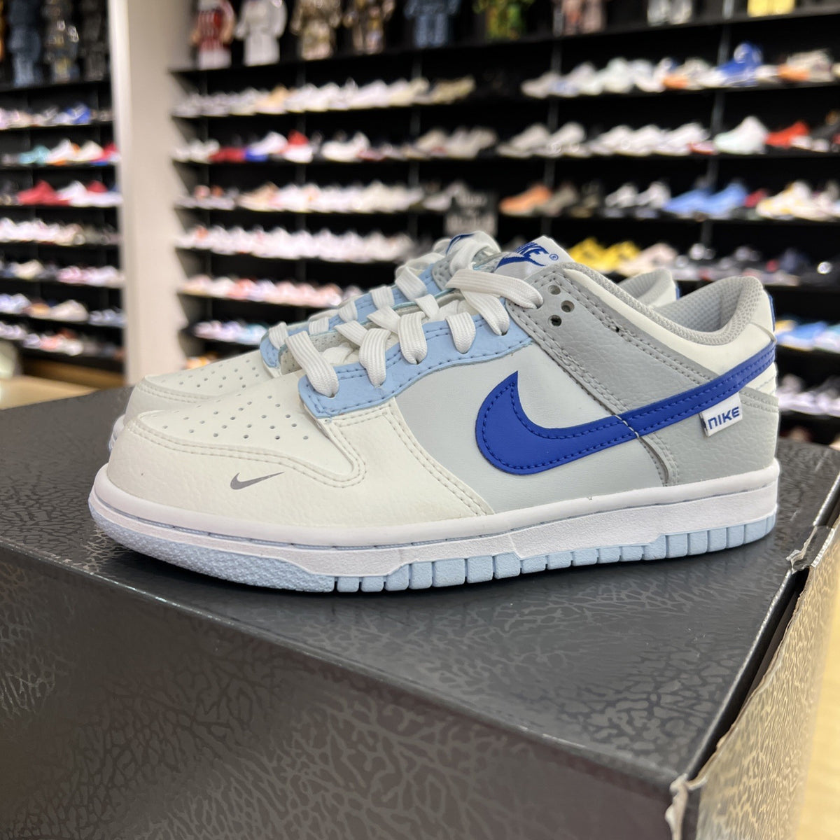 NEW Nike Dunk Low Ivory Hyper Royal Sz 4Y