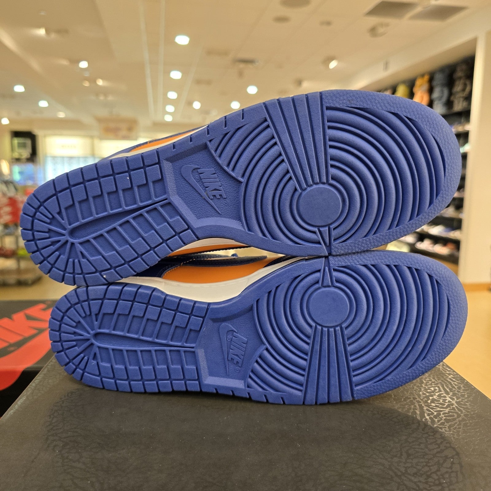 Size 10 - Nike Dunk Low Knicks DV0833-800