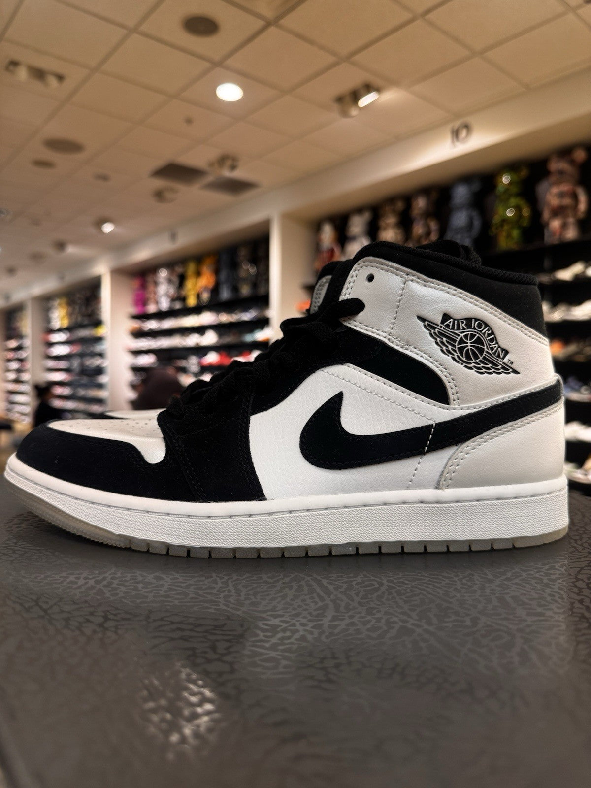 Air Jordan 1 Mid SE Diamond Shorts Size 9