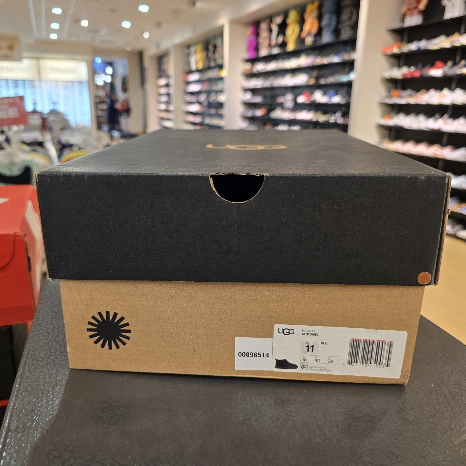 Size 11 - UGG Neumel Boot Black