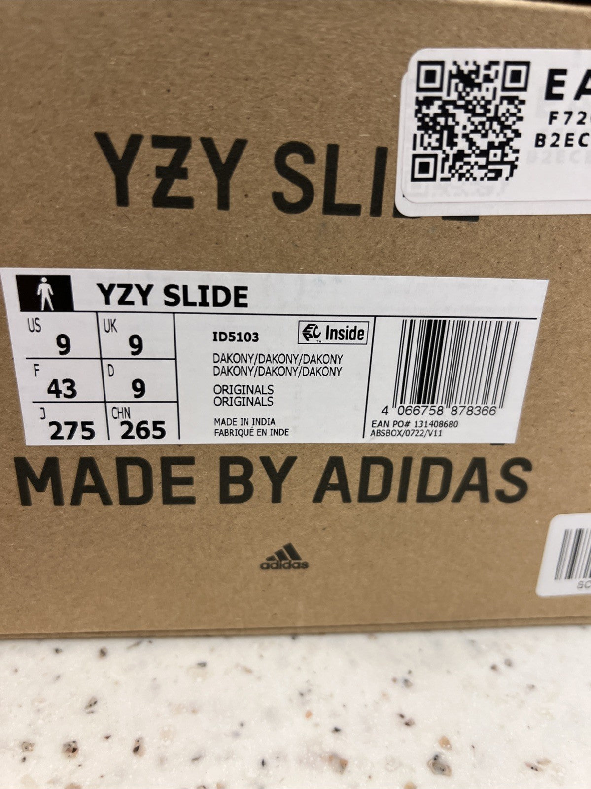 adidas Yeezy Slides Dark Onyx ID5103 DEFECT