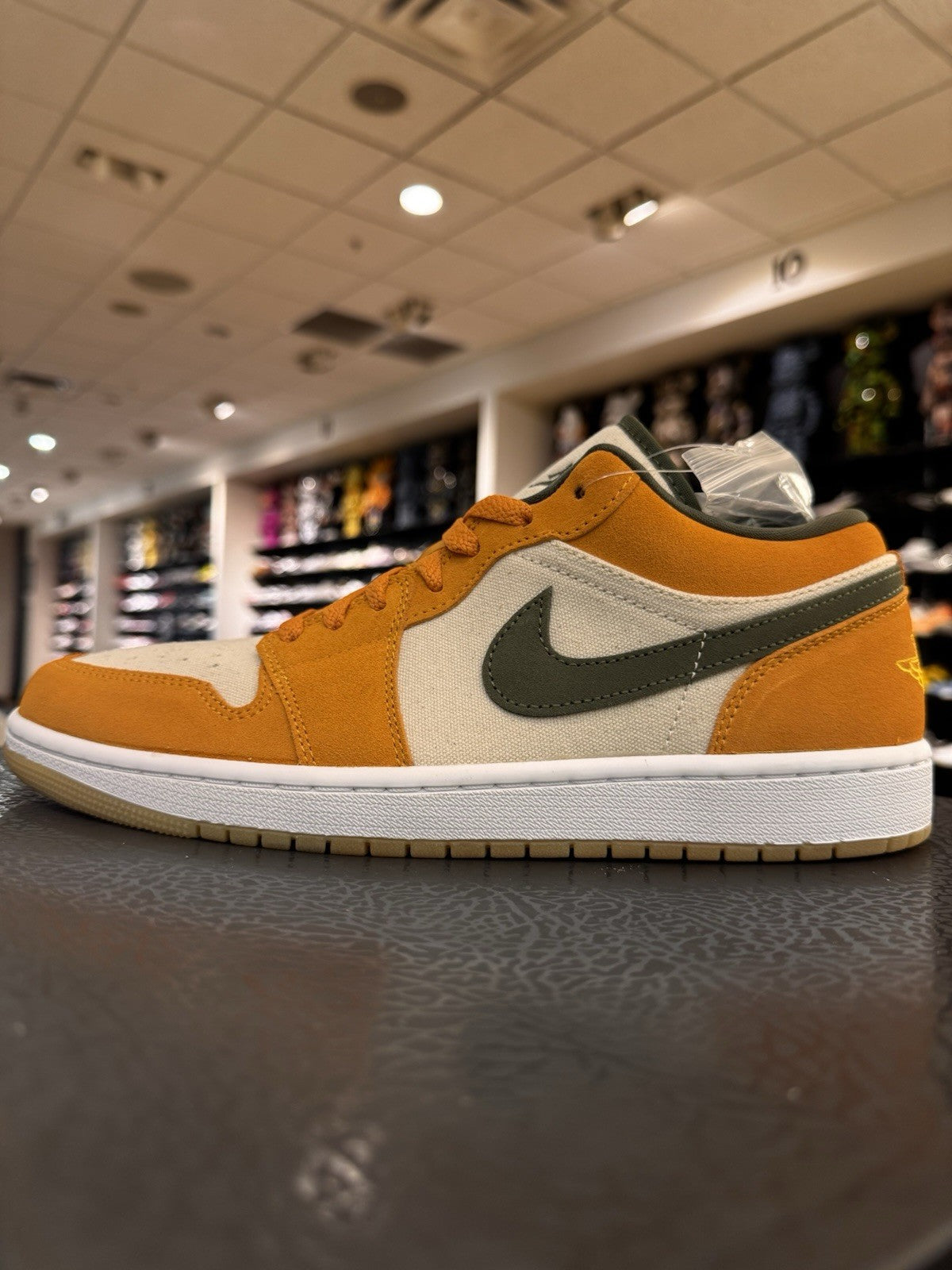 Air Jordan 1 SE Low Light Curry Size 10