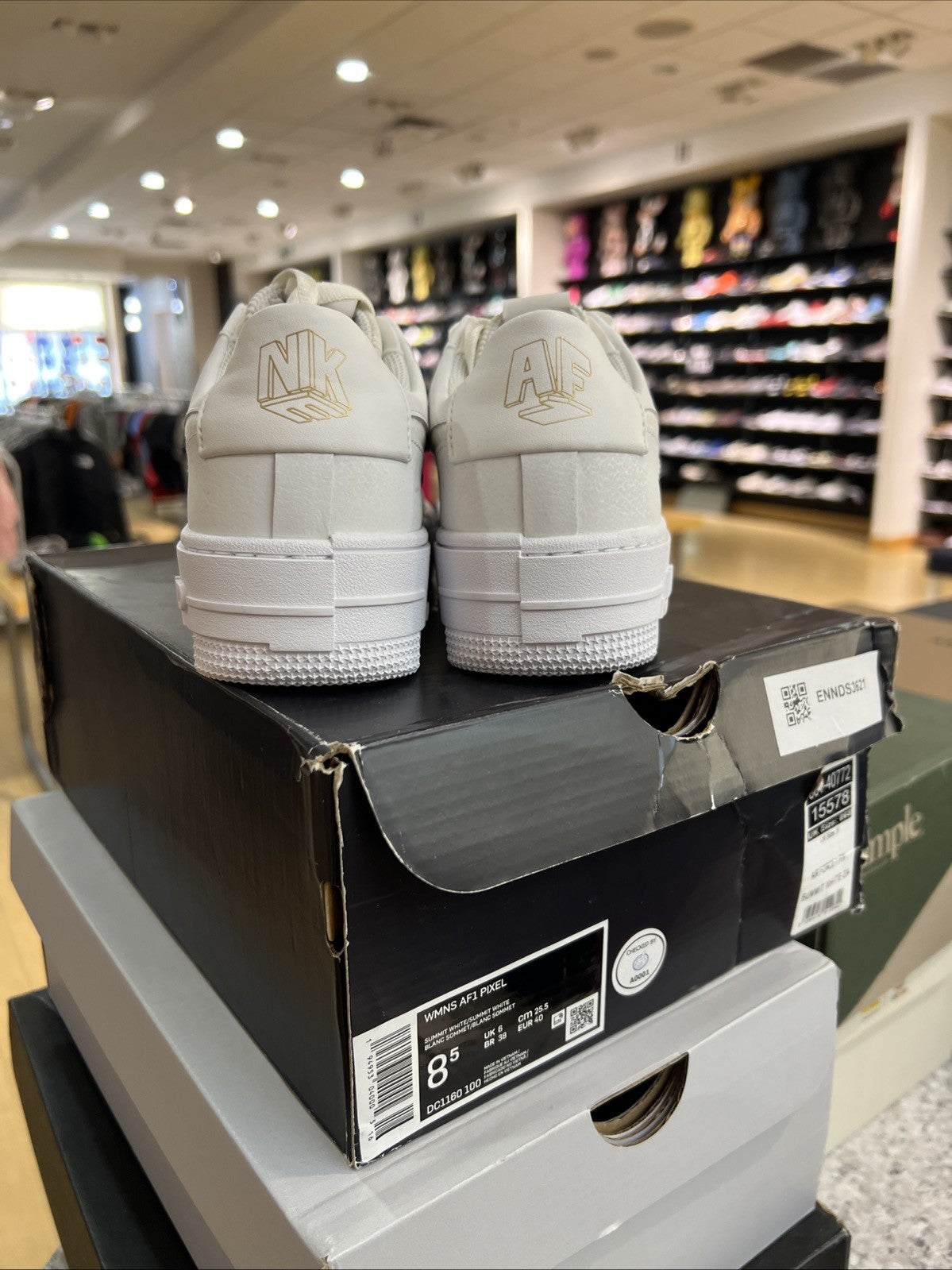 Nike Air Force 1 Pixel White Gold Chain Womens Sz 8.5 DEFECT