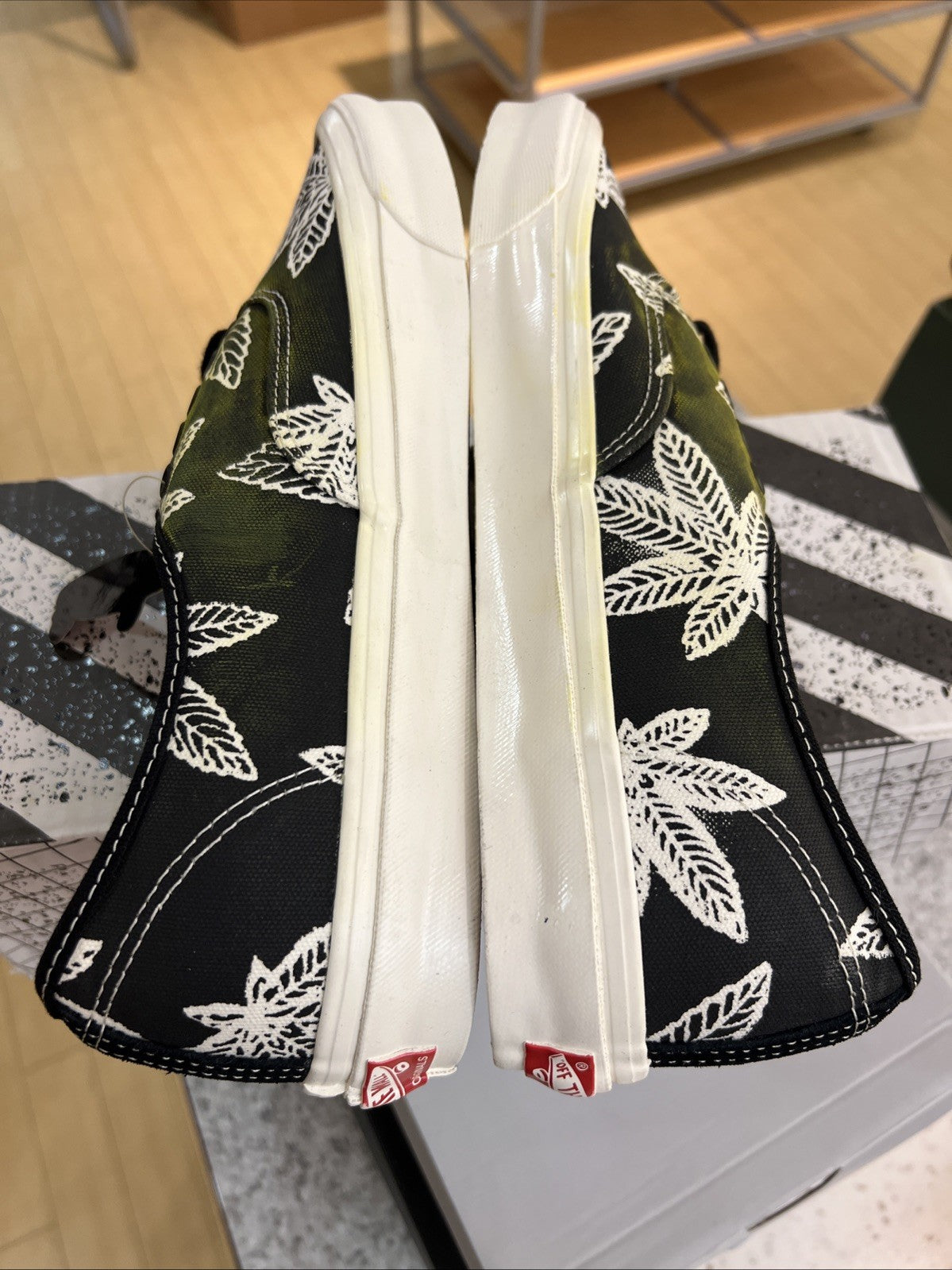 Vans Og Authentic Lx Sweet Leaf Skunk VN0A4BV94JN Sz 12 DEFECT