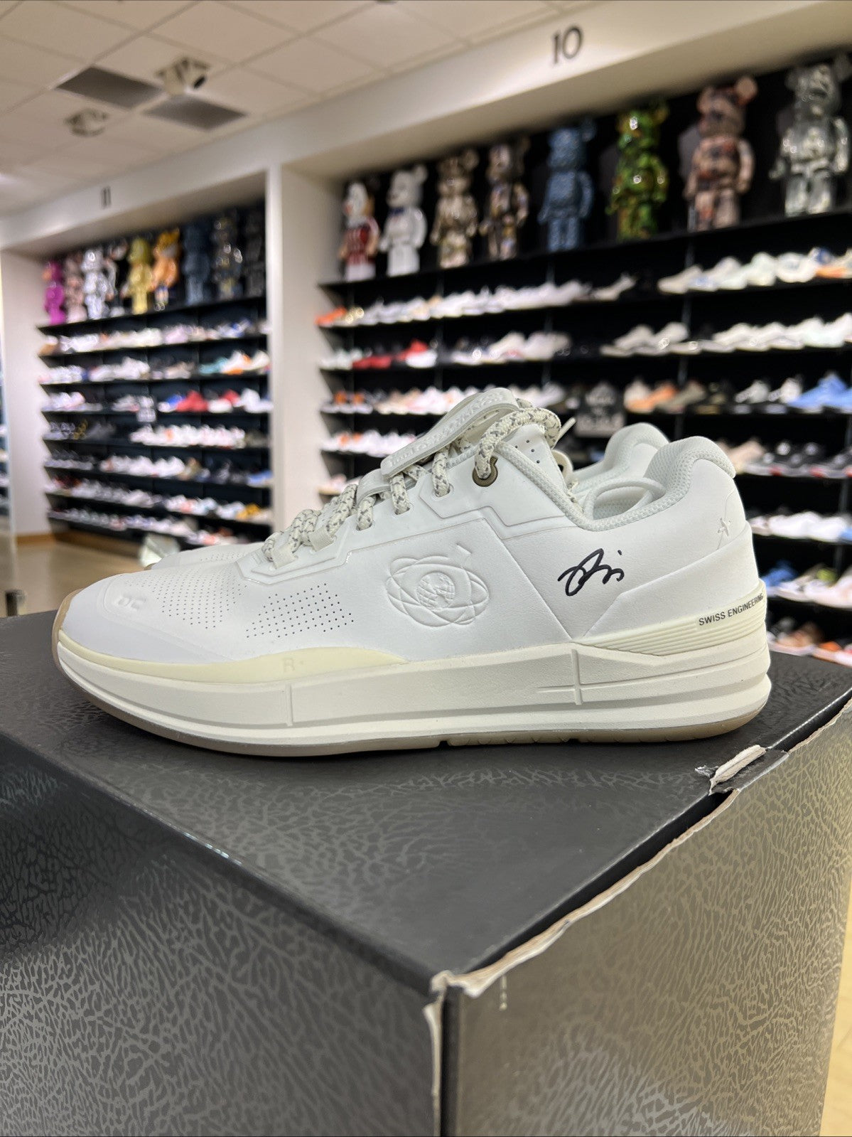 Roger RF2 Kith Sz 9.5 Ronnie Fieg Autograph Only