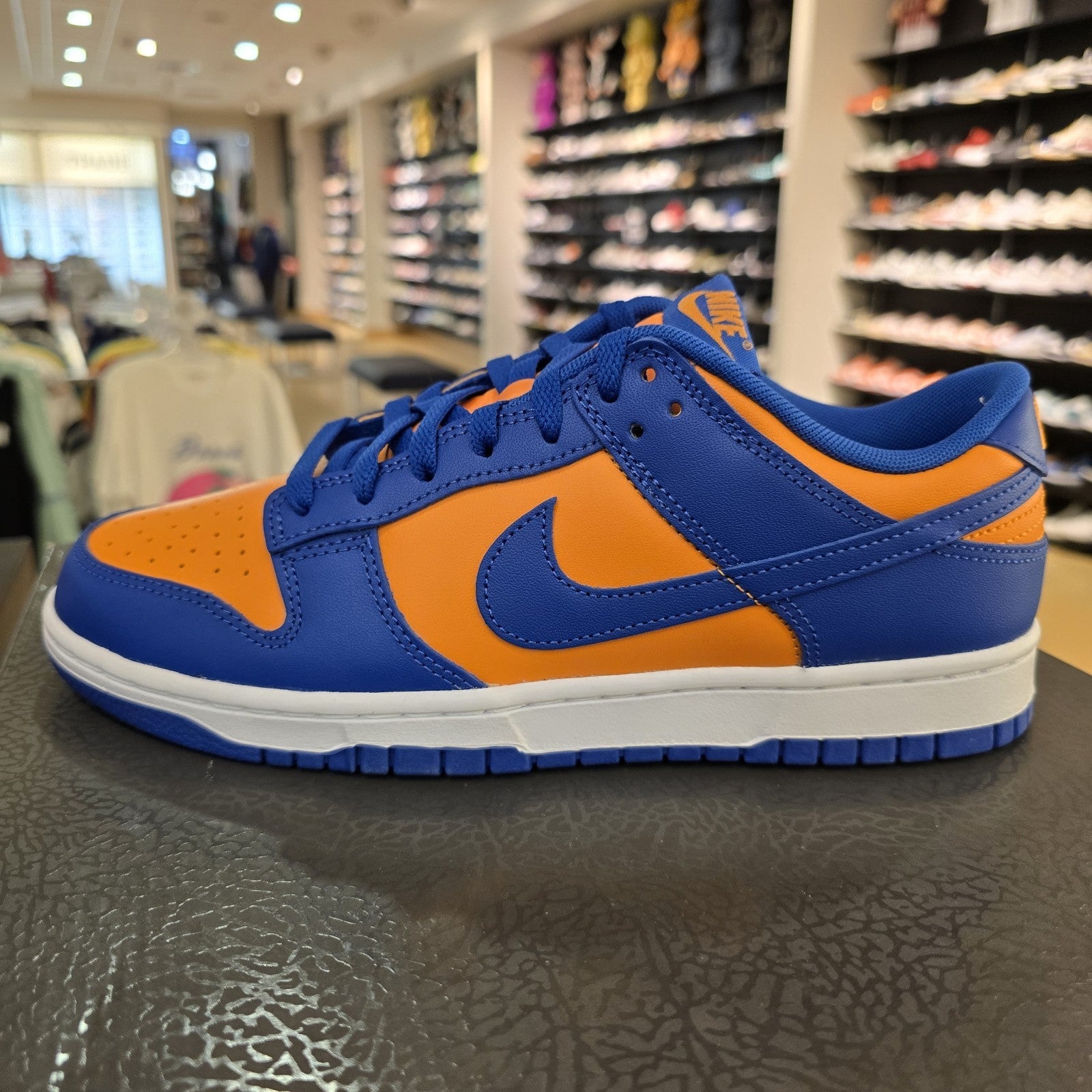 Size 10 - Nike Dunk Low Knicks DV0833-800