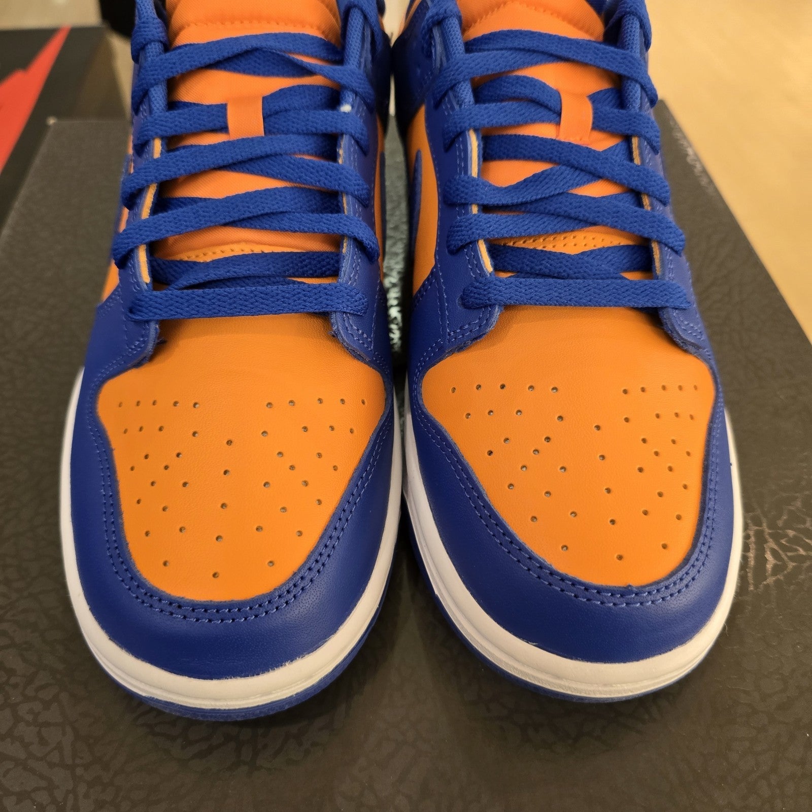 Size 10 - Nike Dunk Low Knicks DV0833-800
