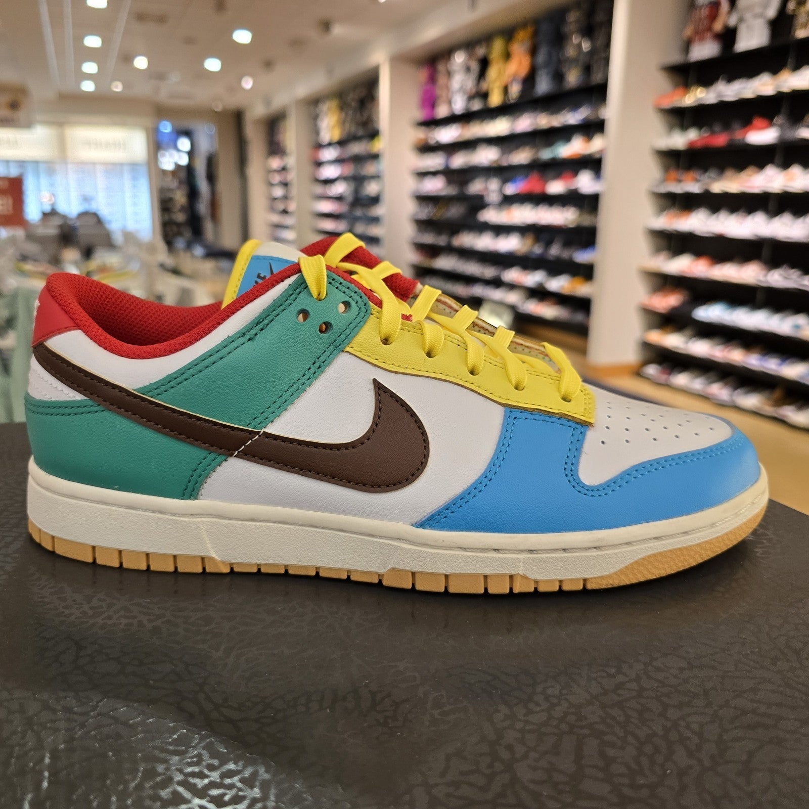 Size 9 - Nike Dunk SE Low Free.99 - White USED