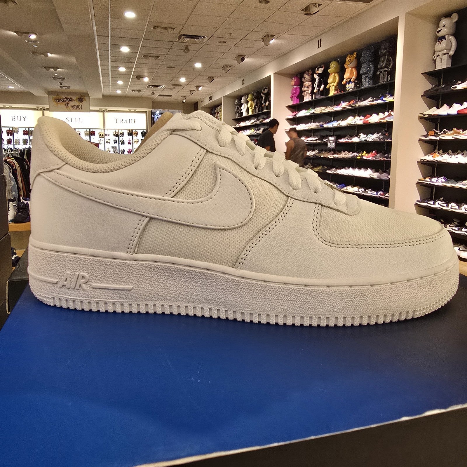 Nike Air Force 1 '07 LV8 White Metallic Silver SZ 10 Slight Yellow
