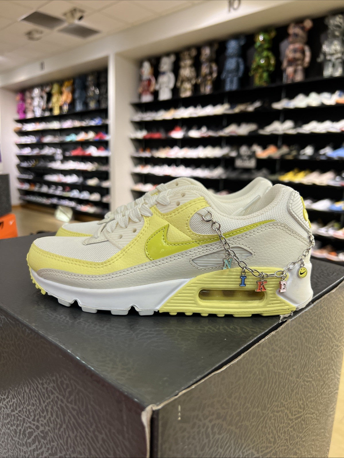 Nike Air Max 90 SE Princess Charming Womens Sz 6 DEFECT chain missing letter