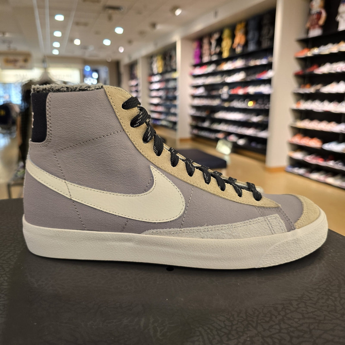 Size 8 - Nike Blazer Mid Hike Nike