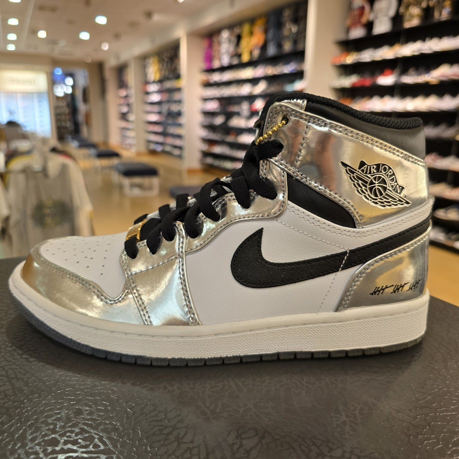 Size 7.5 - Air Jordan 1 Retro High Pass the Torch