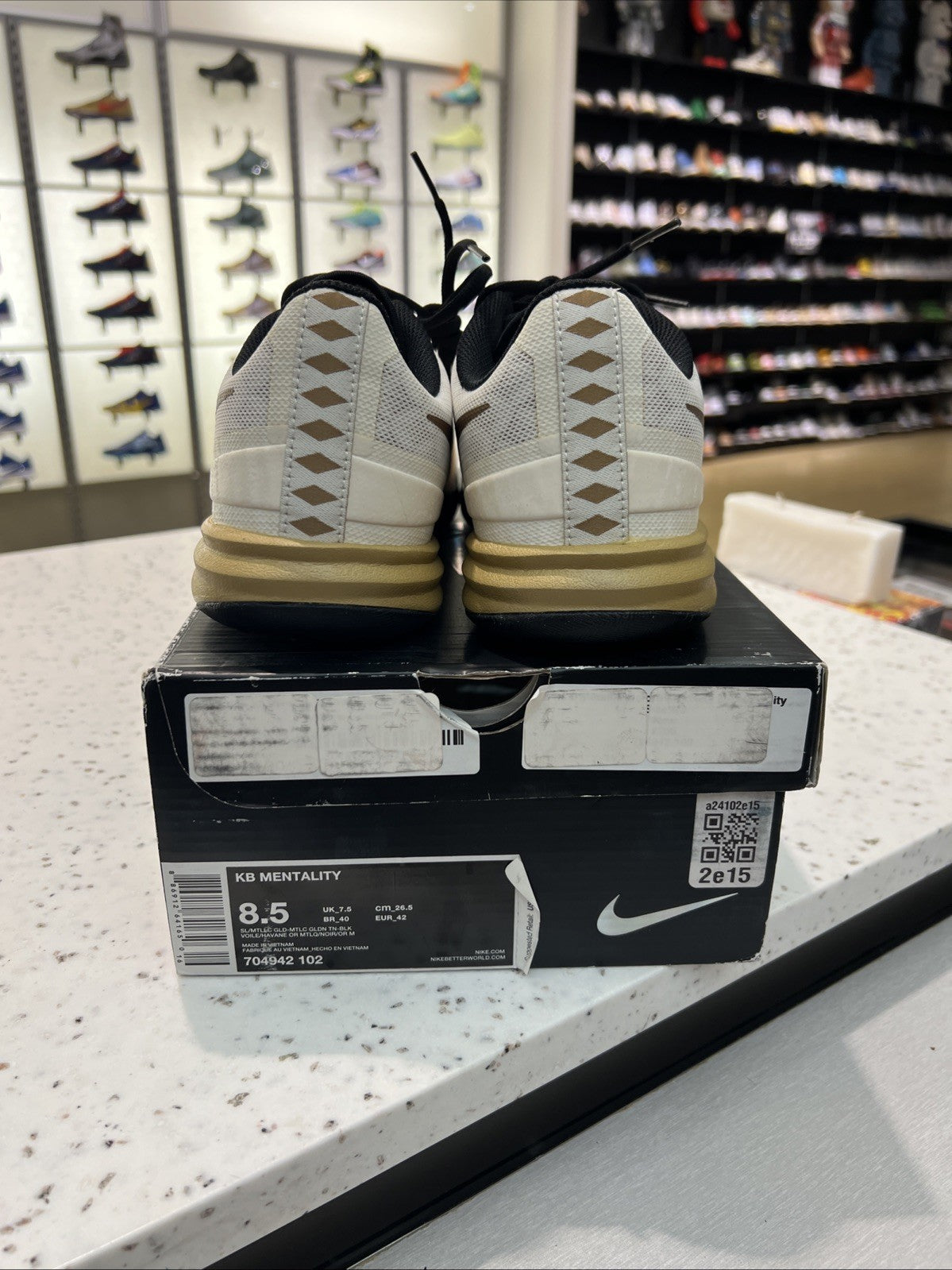Nike KB Mentality White Metallic Gold Black Sz 8.5 DEFECT YELLOWING