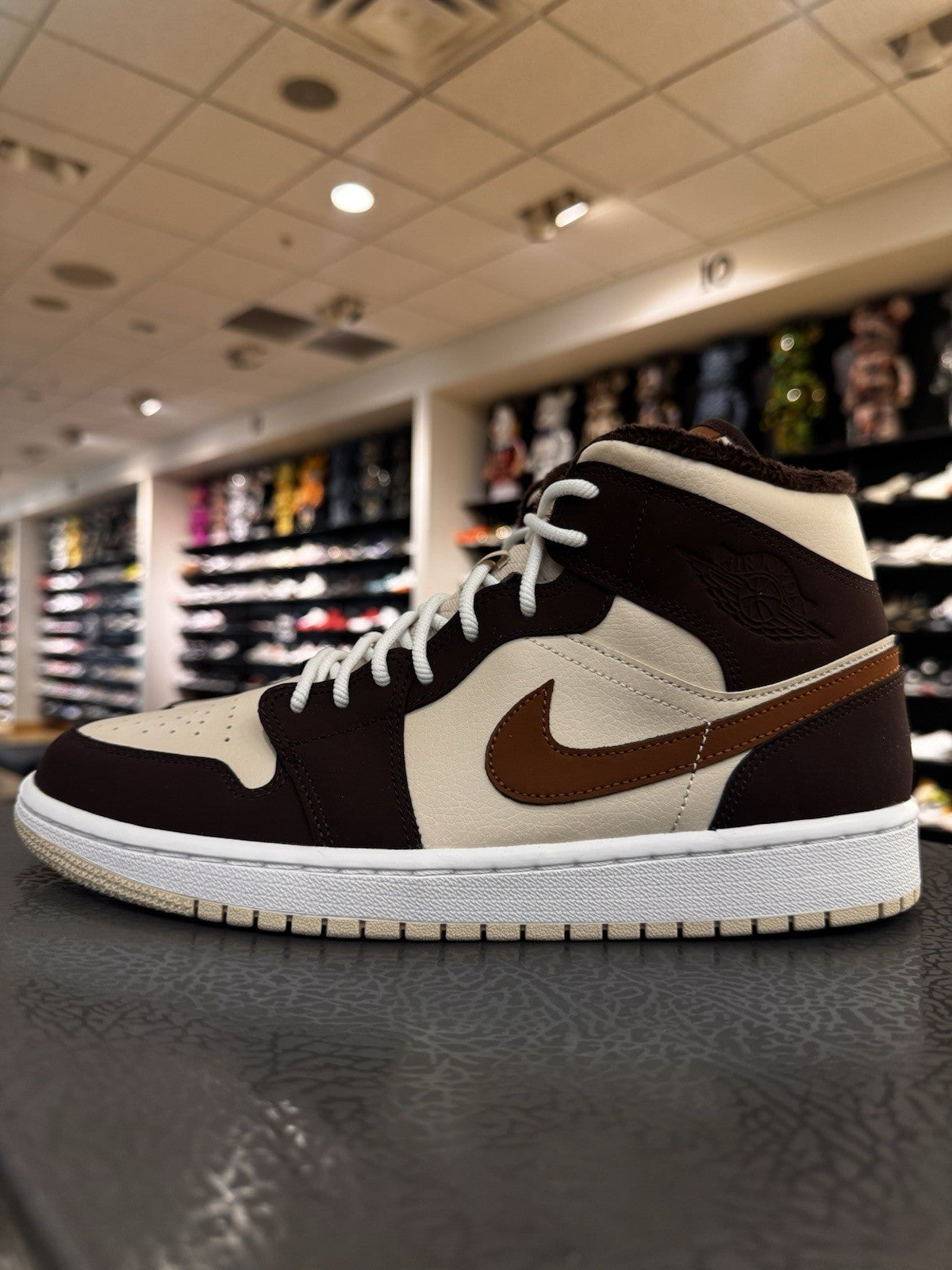 Air Jordan 1 Mid Se Brown Basalt Oatmeal Womens Size 10.5