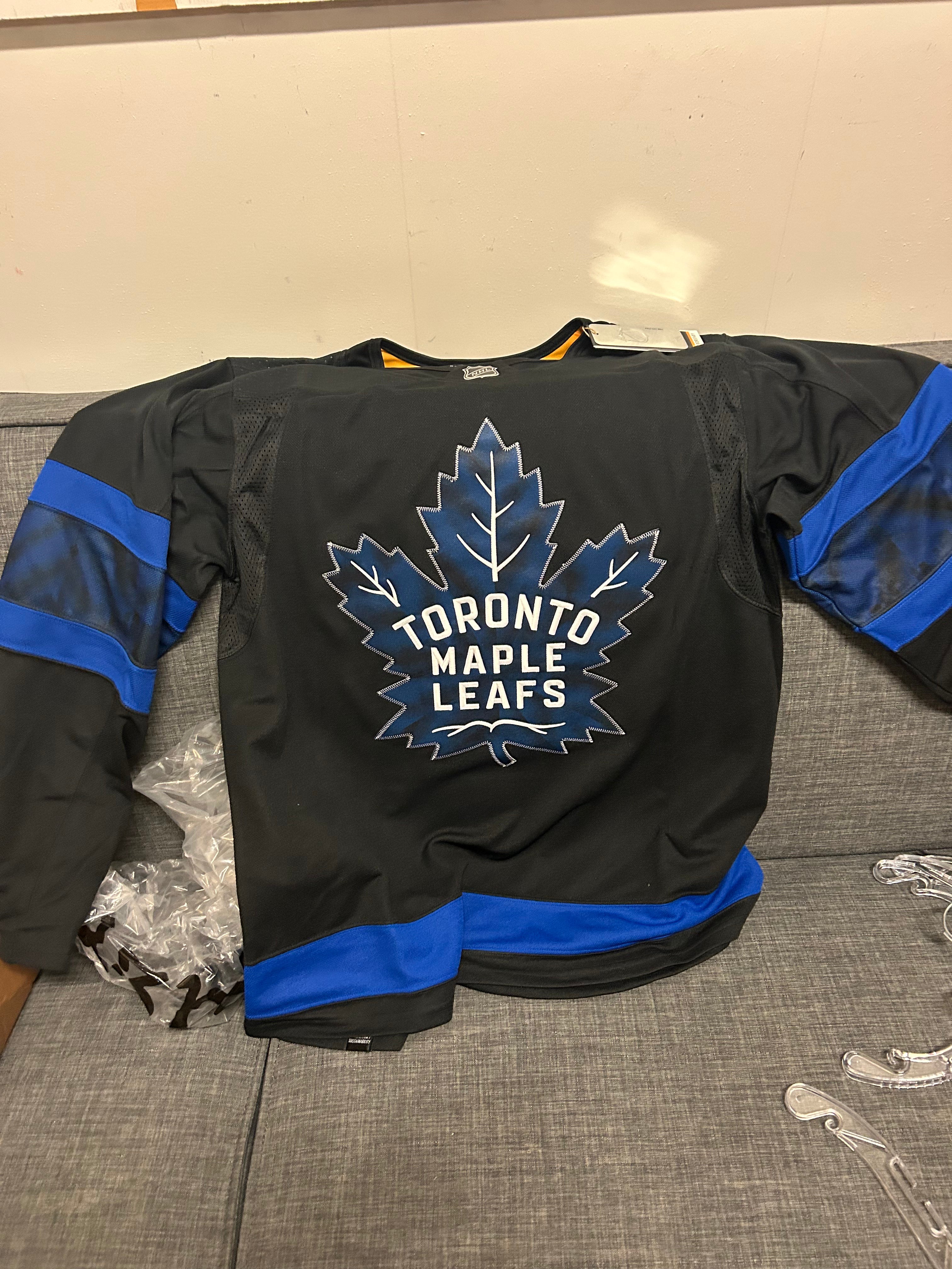 Toronto Maple Leafs Jersey Sz 52