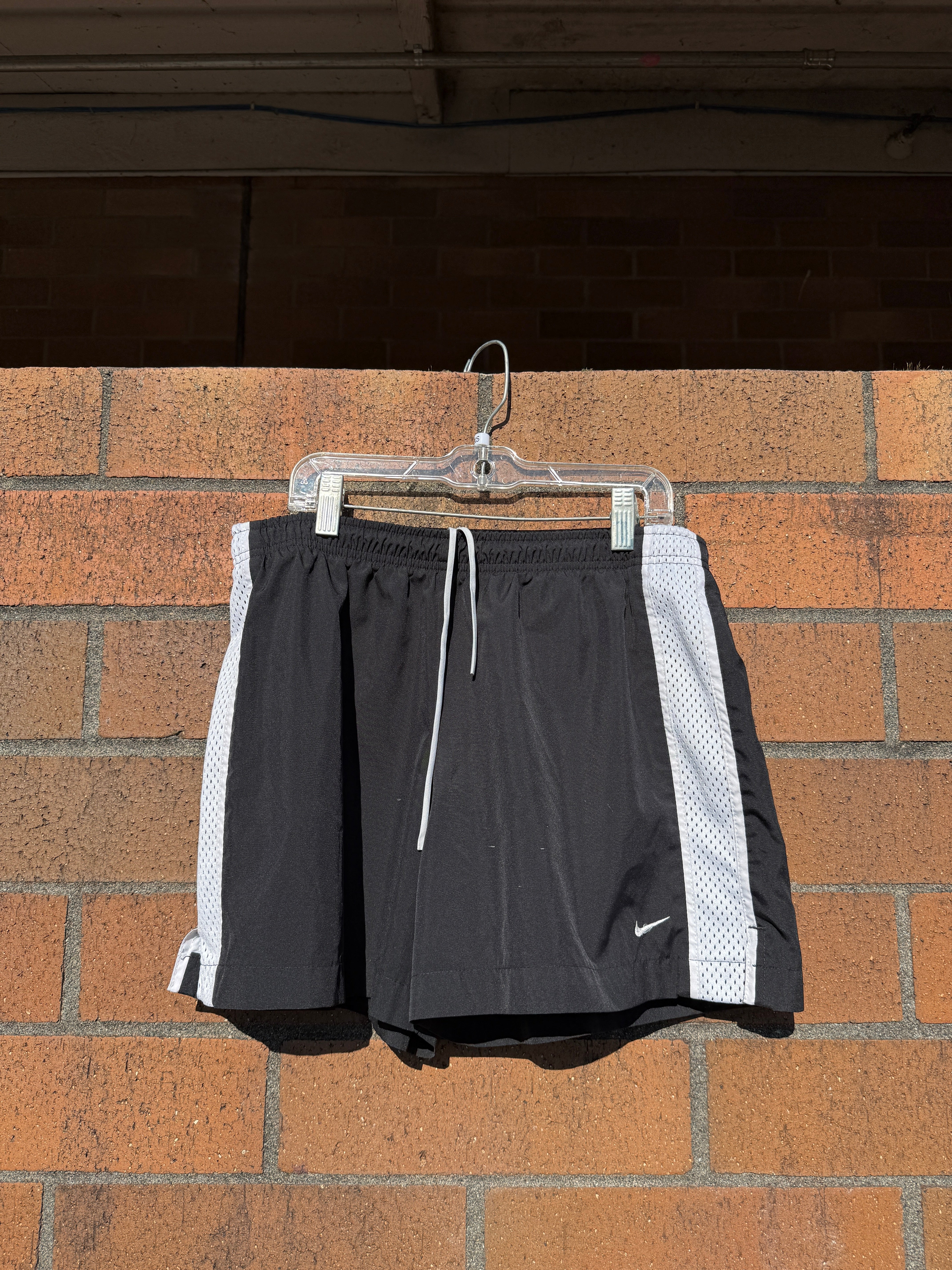 2006 Nike Black / White Mesh Striped Running Shorts Sz Youth M