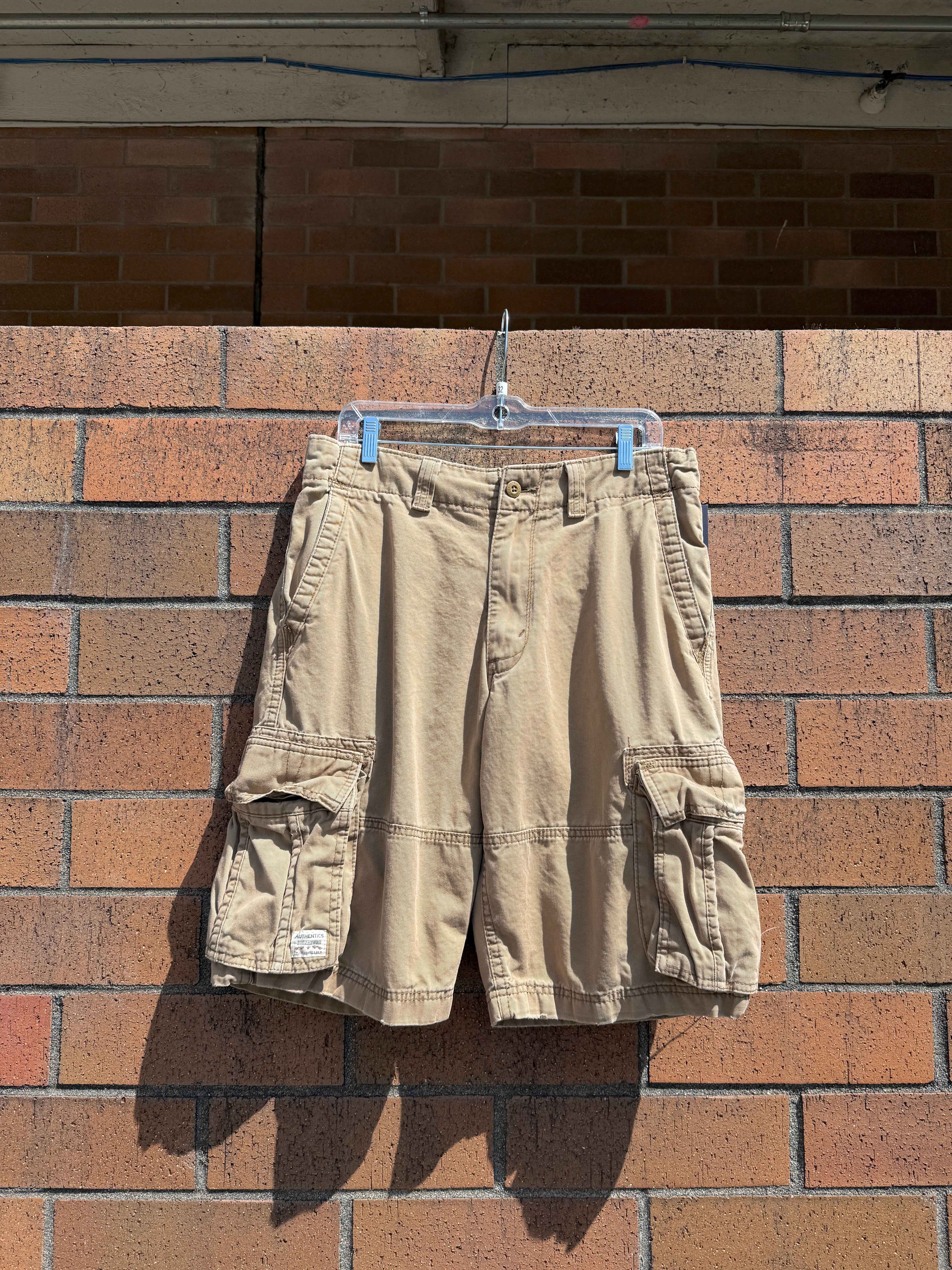 2010 Levi's Authentics Tan Cargo Shorts Size 32