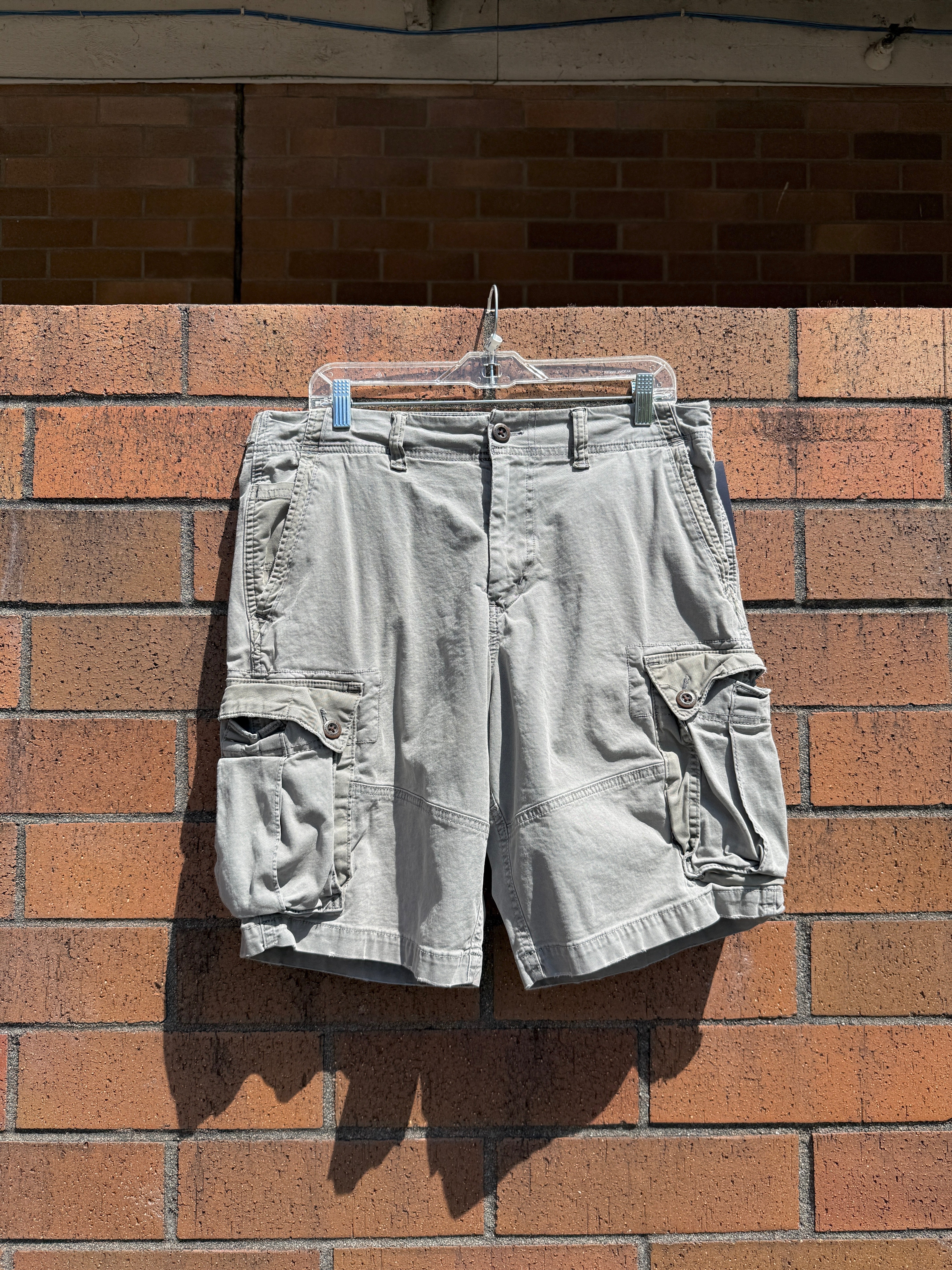 2010s American Eagle Next Level Flex Grey Cargo Shorts Size 34