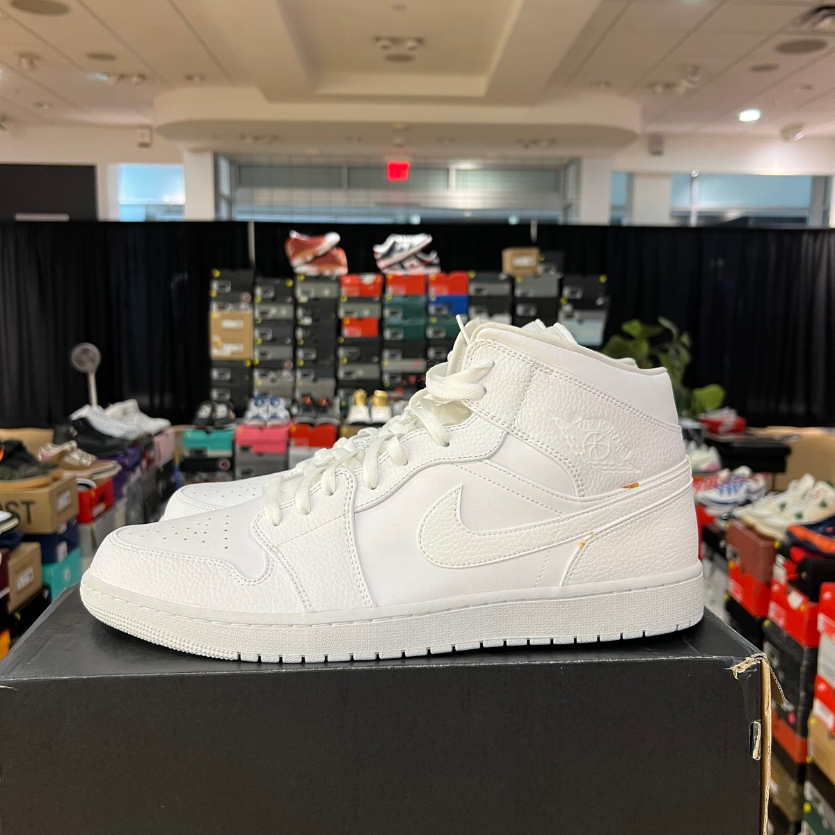 Jordan 1 Mid Triple White 2.0 (2020) used yellowing