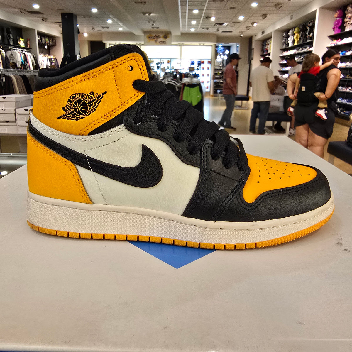 Jordan 1 Retro High OG Taxi (GS) SZ 4Y USED