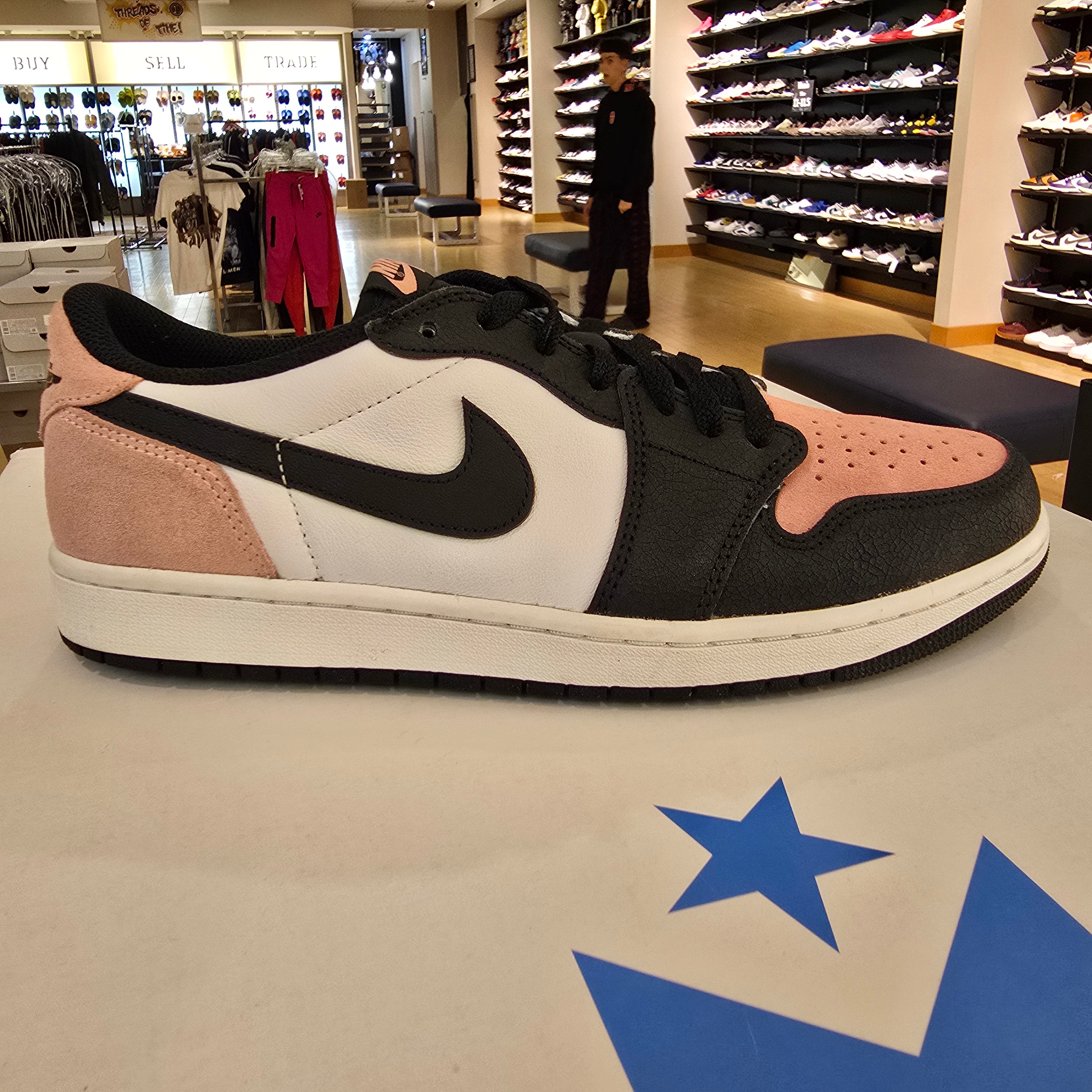 Jordan 1 Low OG Bleached Coral SZ 10.5 USED