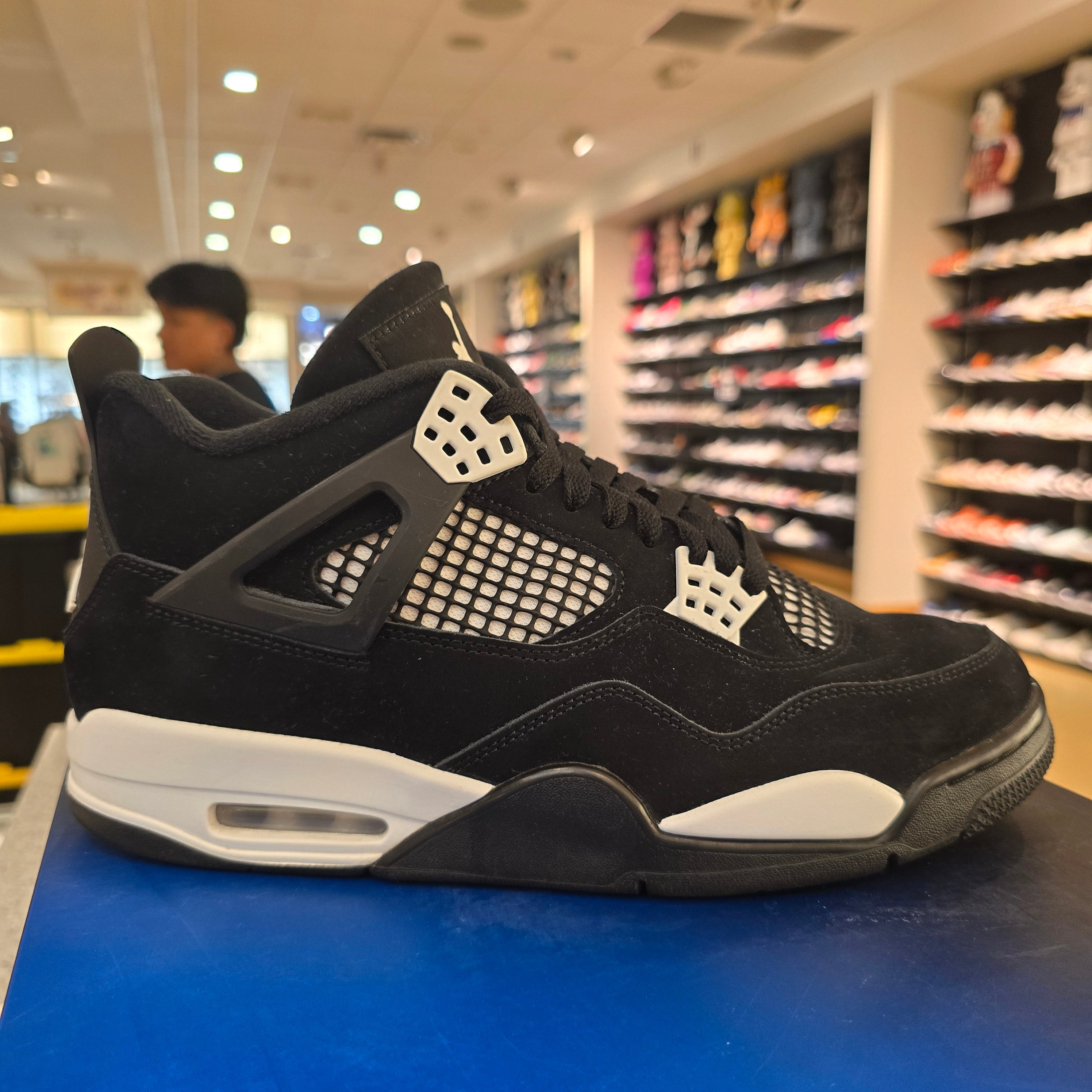 Jordan 4 Retro White Thunder SZ 10.5 USED