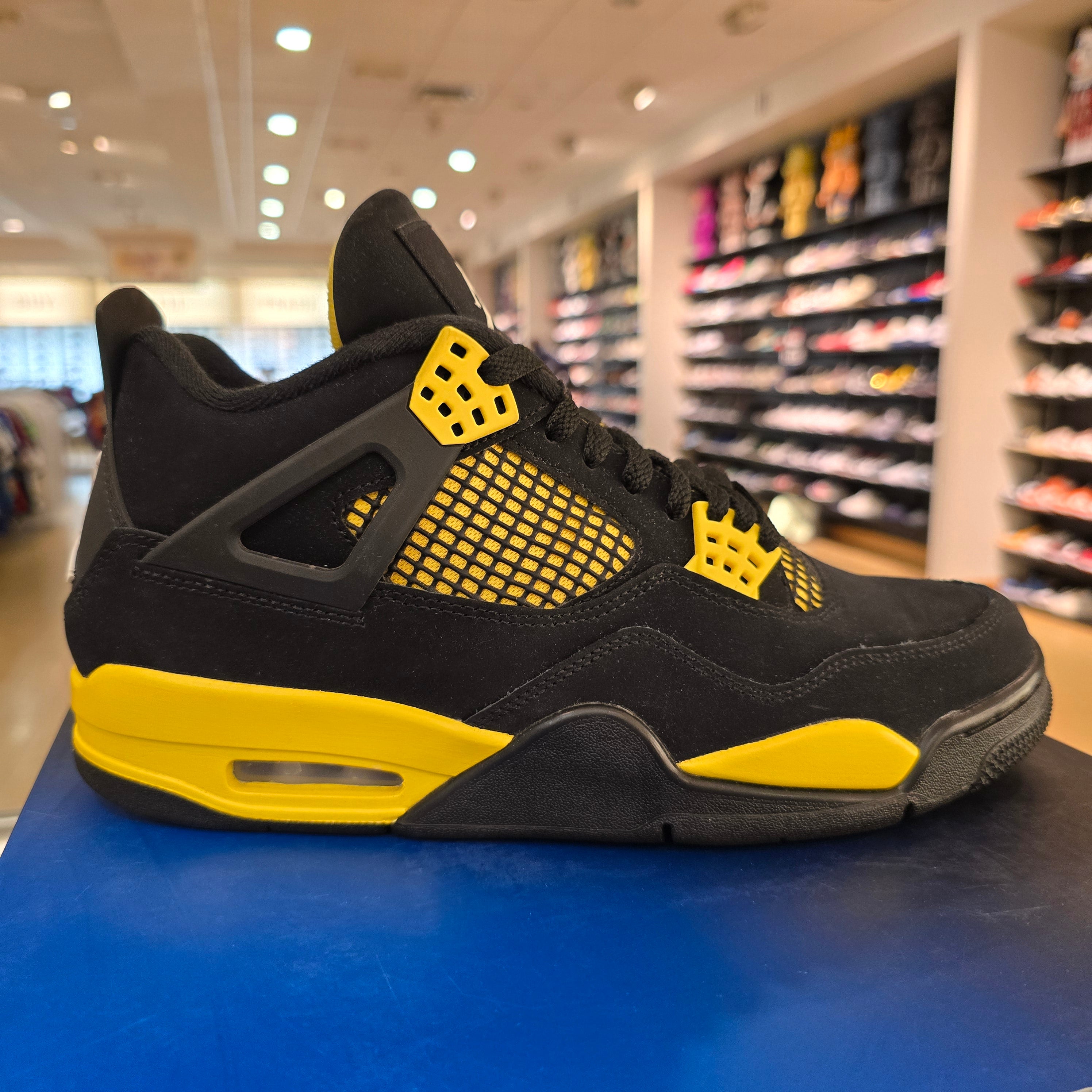 Jordan 4 Retro Thunder 2023 SZ 9.5 USED