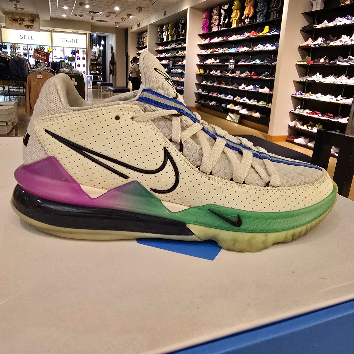 Nike LeBron 17 Low Glow-In-The-Dark Size 8.5 USED NO BOX