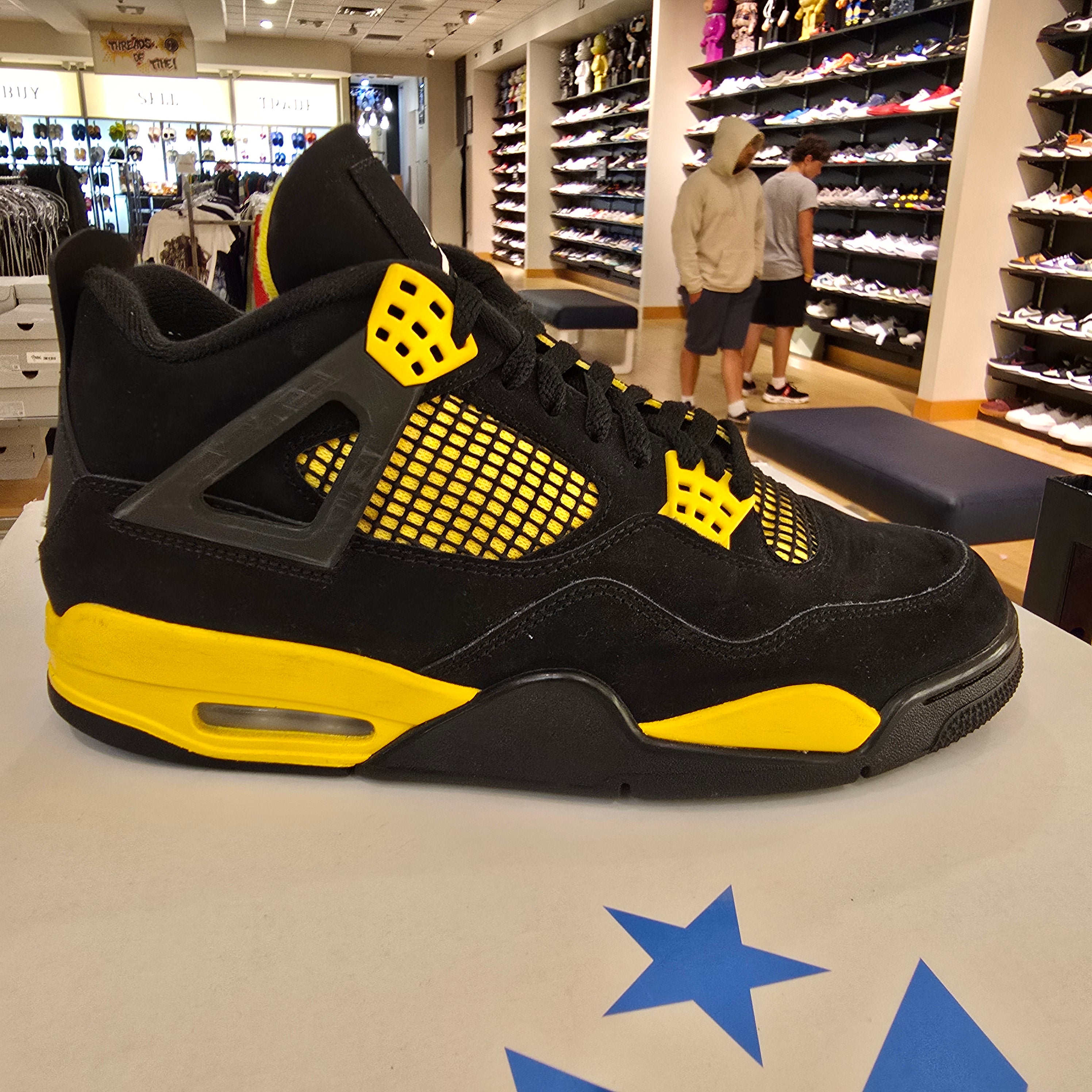 Jordan 4 Retro Thunder (2023) SZ 10 USED