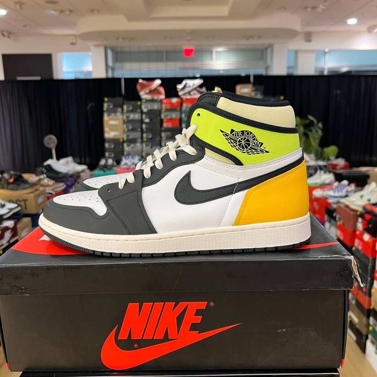 Jordan 1 Retro High White Black Volt University Gold used