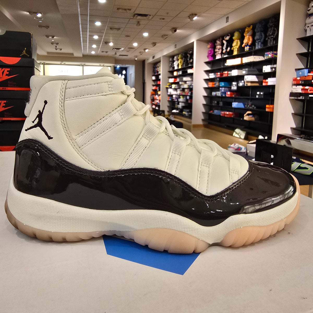 Jordan 11 Retro Neapolitan (Women's) SZ 8.5/7M USED