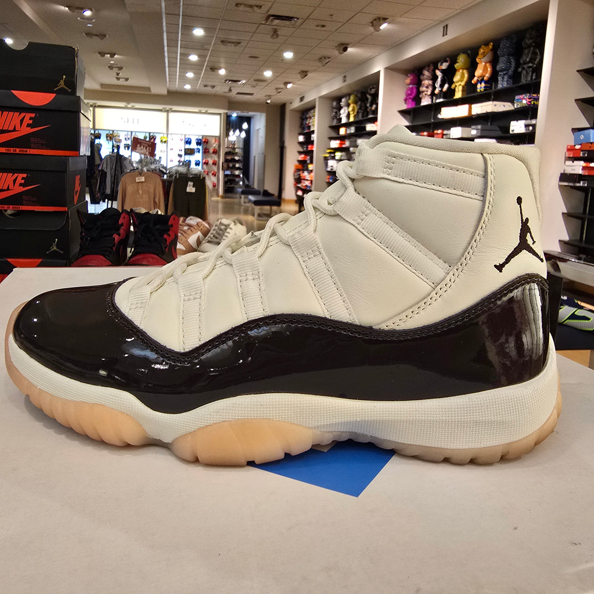 Jordan 11 Retro Neapolitan (Women's) SZ 8.5/7M USED