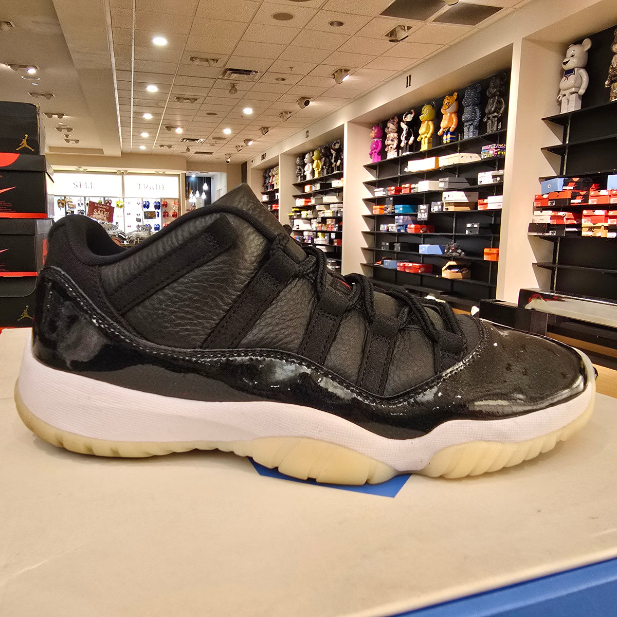Jordan 11 Retro Low 72-10 SZ 10 USED