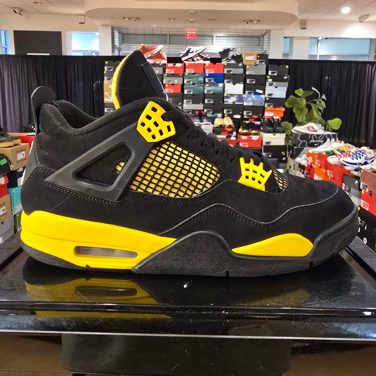 Jordan 4 Retro Thunder (2023) SZ 10.5 USED
