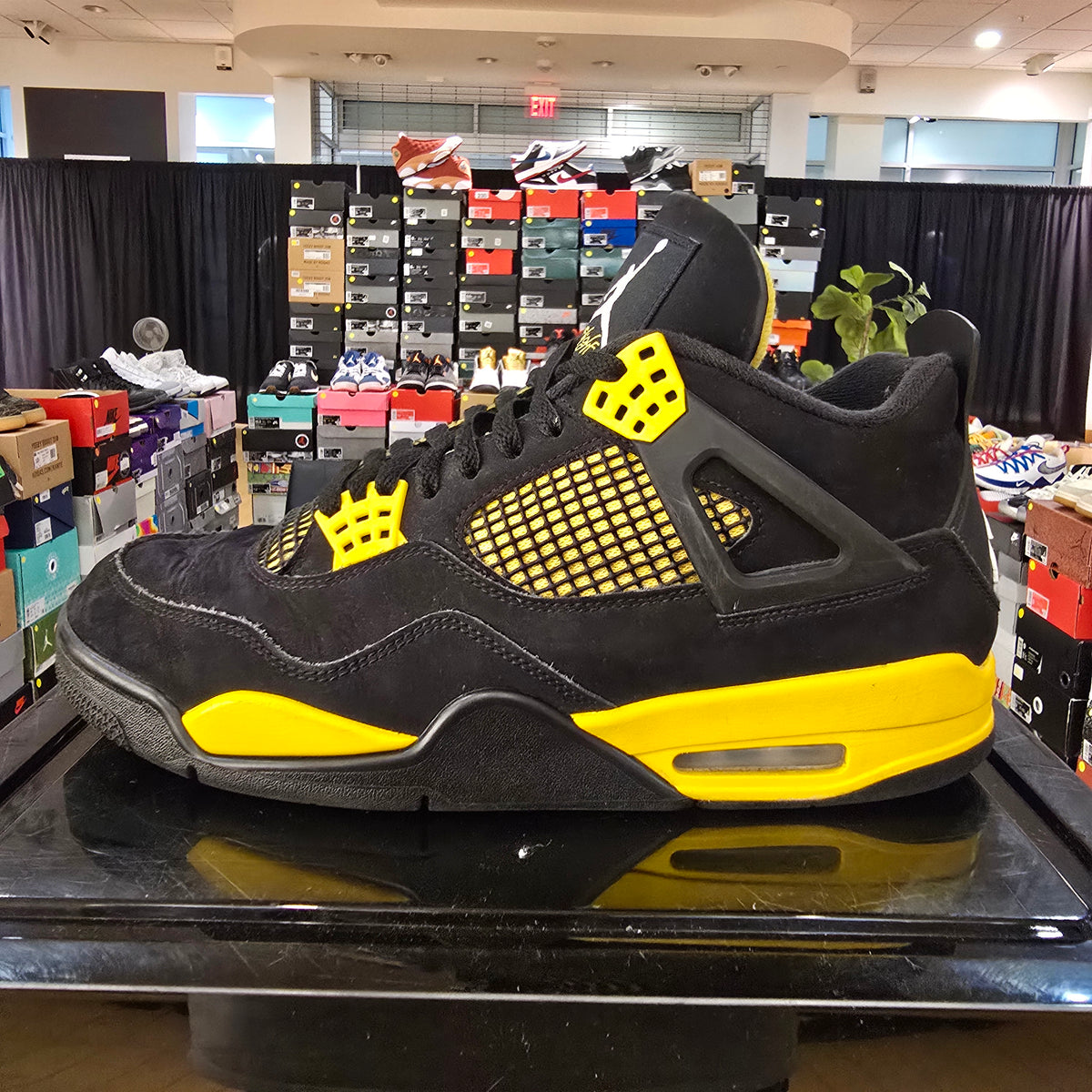 Jordan 4 Retro Thunder (2023) SZ 10.5 USED