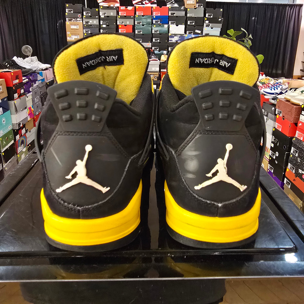 Jordan 4 Retro Thunder (2023) SZ 10.5 USED