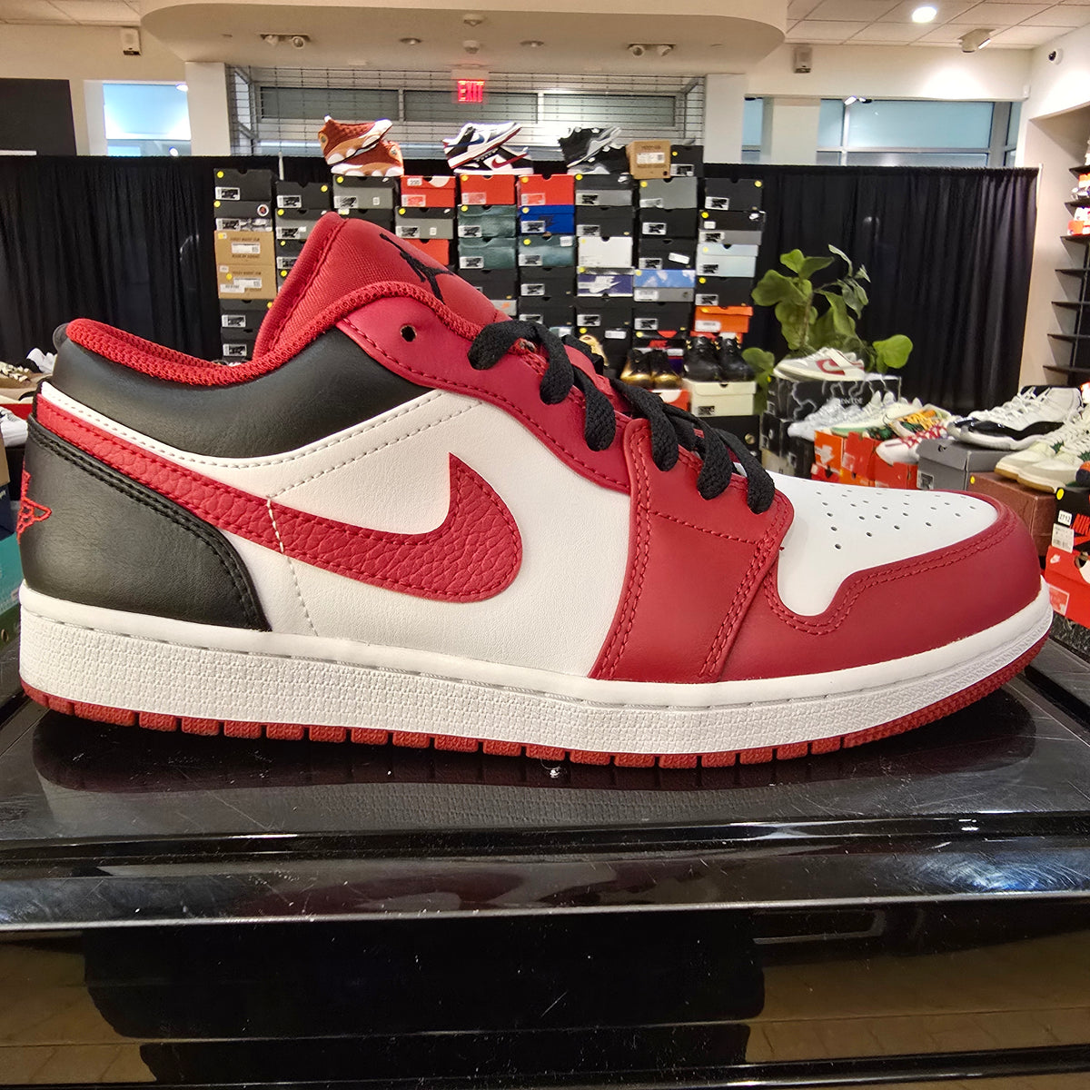 Jordan 1 Low Bulls SZ 9.5 USED