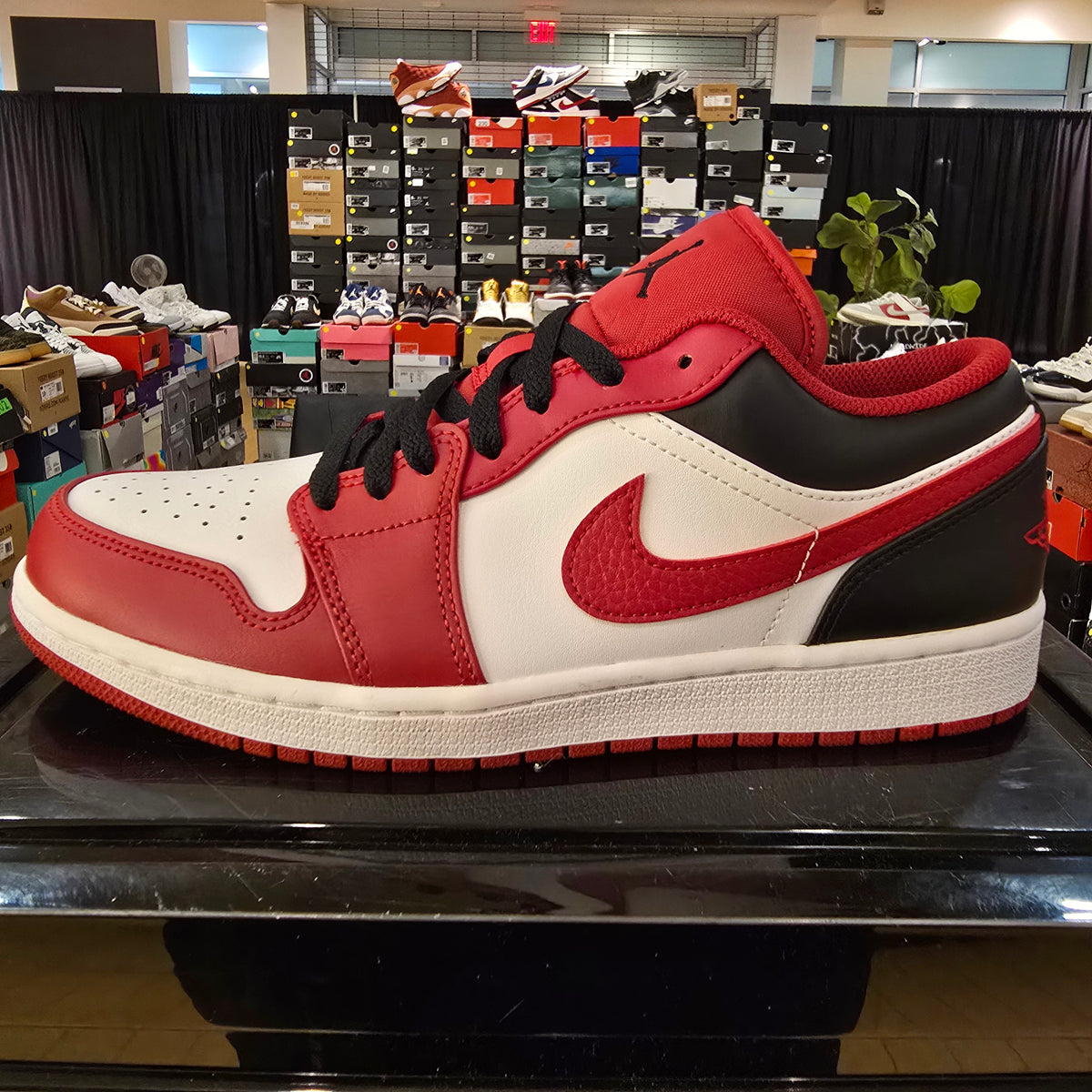 Jordan 1 Low Bulls SZ 9.5 USED