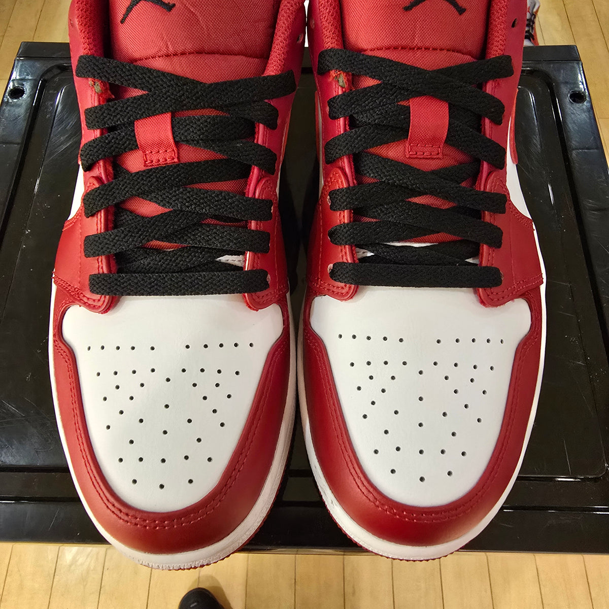 Jordan 1 Low Bulls SZ 9.5 USED
