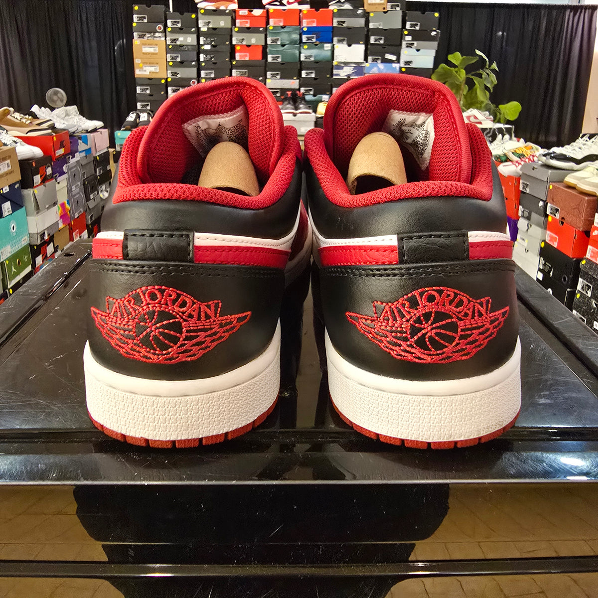 Jordan 1 Low Bulls SZ 9.5 USED
