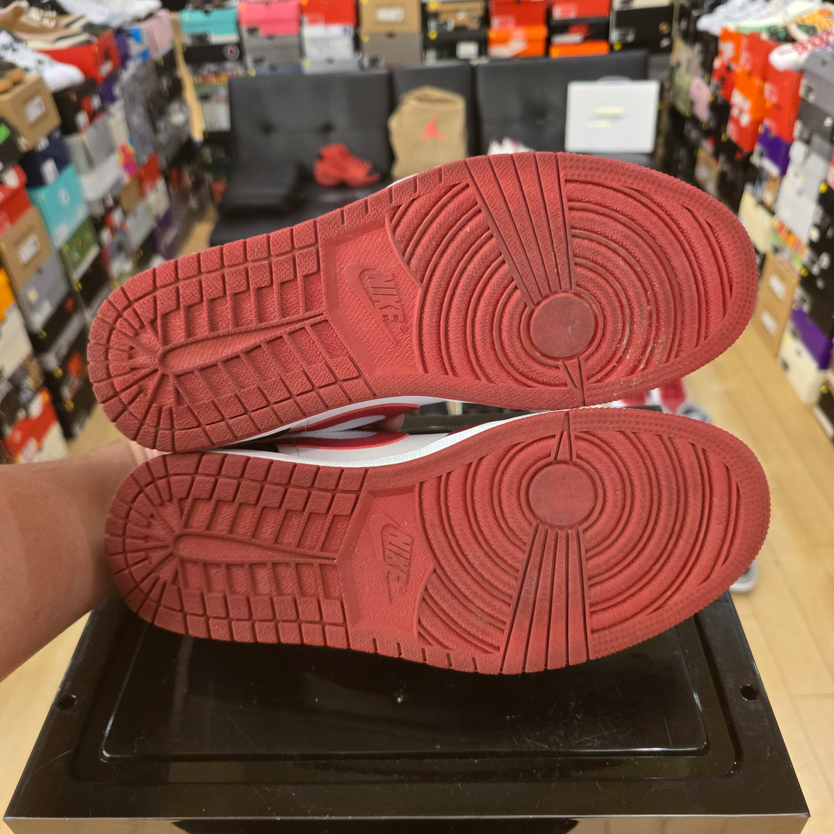 Jordan 1 Low Bulls SZ 9.5 USED