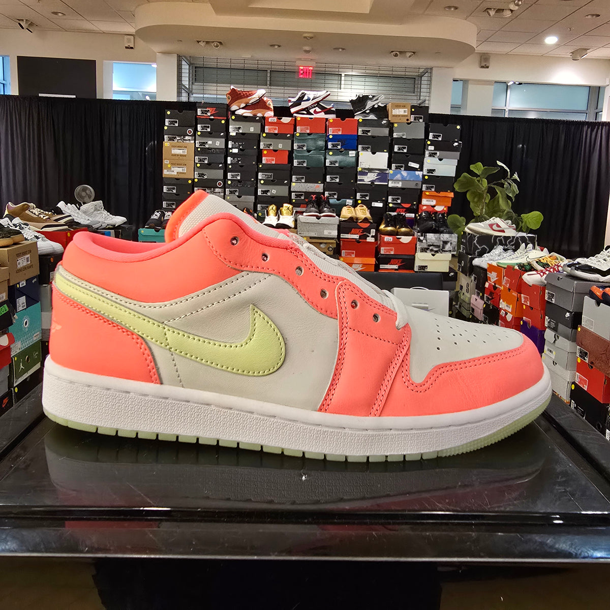 Jordan 1 Low SE Lava Glow SZ 9.5