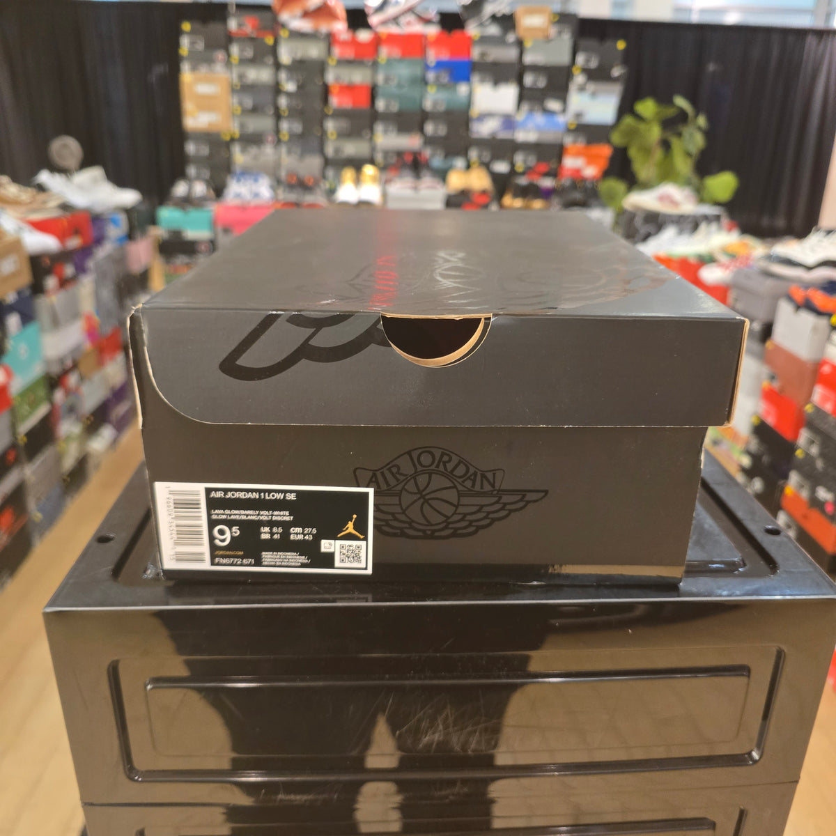 Jordan 1 Low SE Lava Glow SZ 9.5
